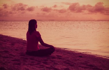 Sahilde kadın meditasyonu
