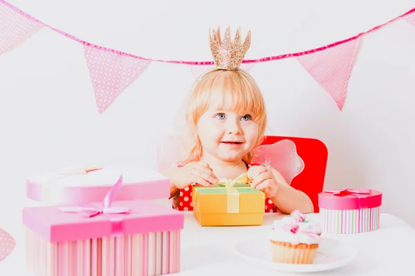 Mignonne petite fille avec des cadeaux à la fête d'anniversaire — Photo