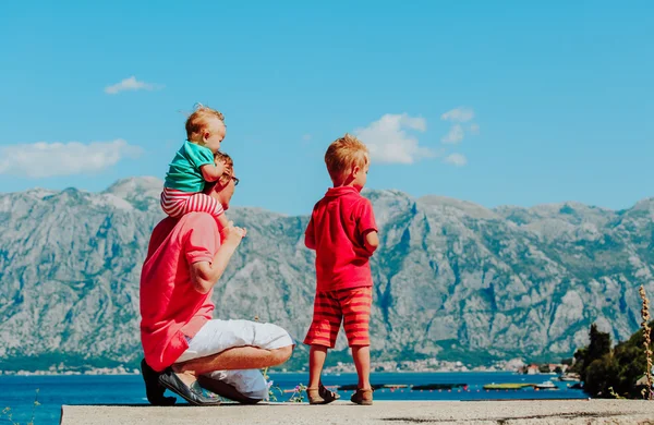 Семейный путешествий- отец с двумя детьми, путешествующими в горах — стоковое фото