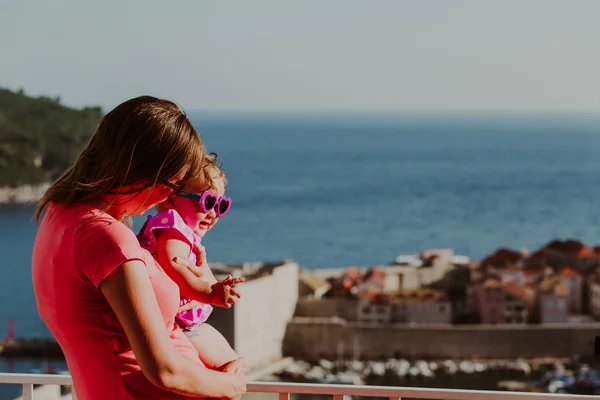 Madre con dos hijos mirando a Dubrovnik, Croacia — Foto de Stock