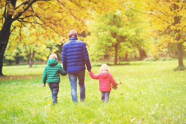 Père avec deux enfants marchant à l'automne automne nature — Photo