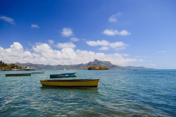 Łodzie na plaży wyspy Mauritius wyspa — Zdjęcie stockowe