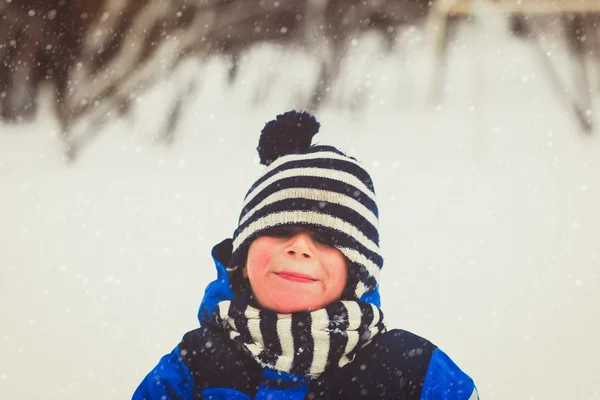 Портрет маленького хлопчика в природі, діти зимові забави — стокове фото