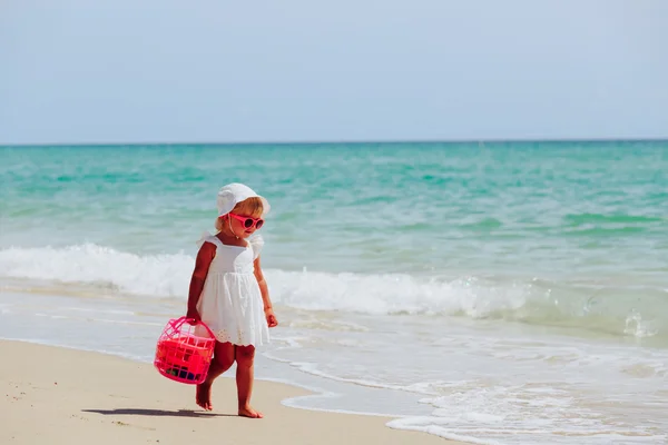 Passeggiata bambina con giocattoli sulla spiaggia di sabbia — Foto Stock