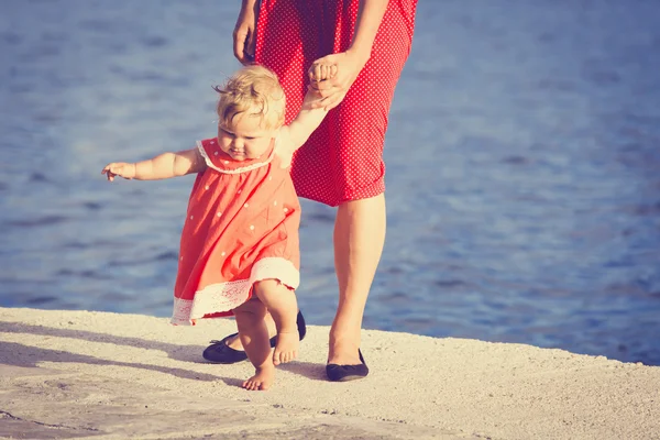 Premiers pas de petite fille avec mère — Photo