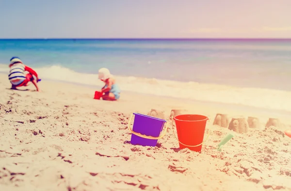 Kids play with sand on beach — Stock Photo, Image