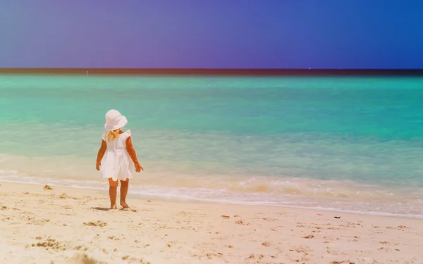 Liten flicka gå på sandstrand — Stockfoto