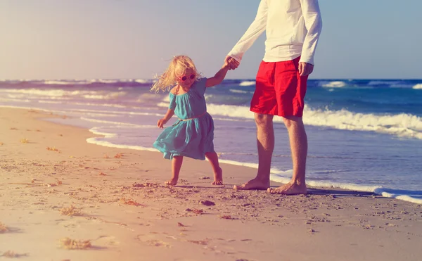 Padre e hija pequeña juegan en la playa — Foto de Stock