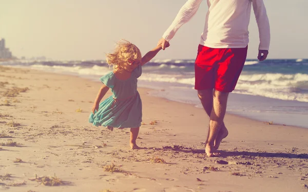 Vader en dochtertje spelen op het strand — Stockfoto