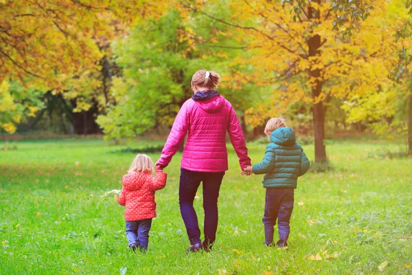 Mother with two kids walking in autumn fall — Stock fotografie