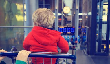 Aile çocuğu annesi tarafından itti arabası Havaalanı - seyahat