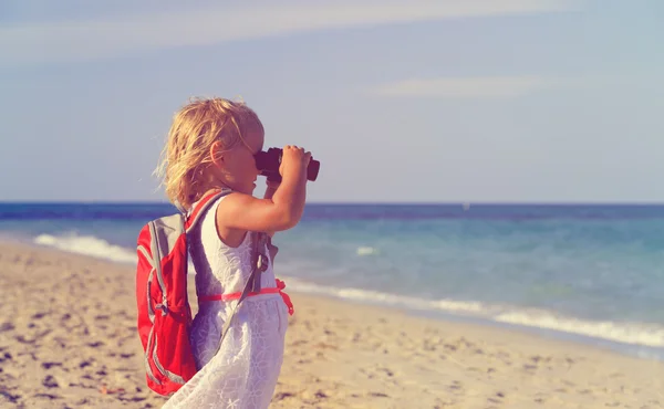 Kleines Mädchen reist am Strand — Stockfoto