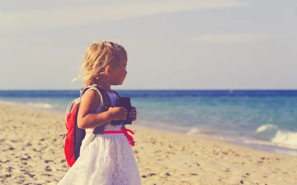 Маленька дівчинка подорожує на пляжі — стокове фото
