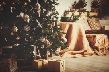 Noel ağacı ve dekore edilmiş salon sunar