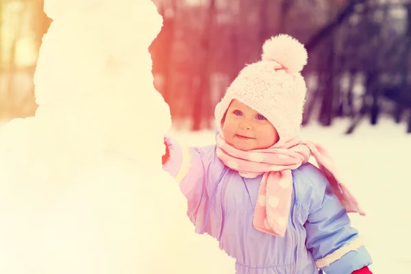 Küçük kız kışın karla oynuyor. — Stok fotoğraf