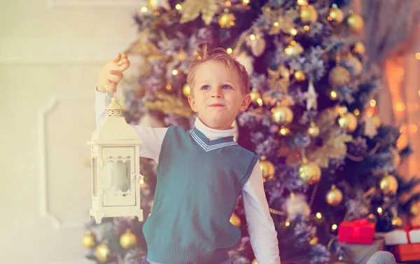 Ευτυχισμένος αγοράκι κρατώντας χριστουγεννιάτικο φανάρι — Φωτογραφία Αρχείου