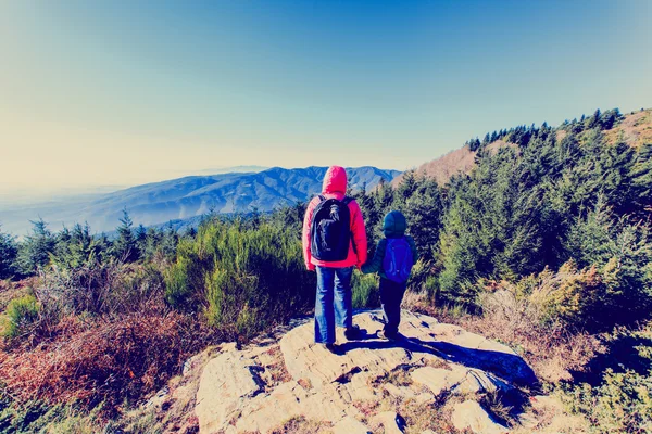 Familj reser koncept-mor och son vandring i natursköna berg — Stockfoto