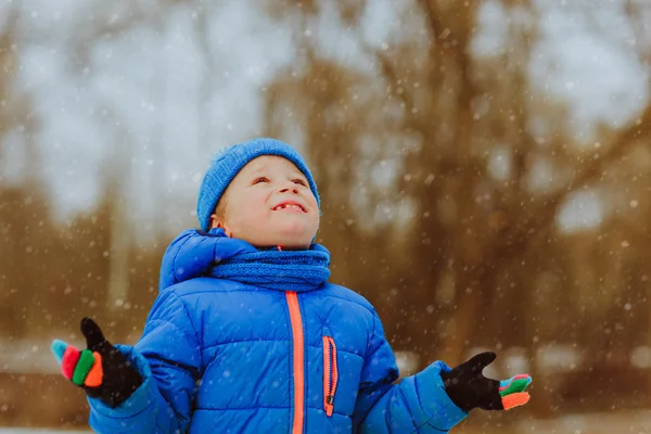 Маленький хлопчик насолоджується снігом — стокове фото