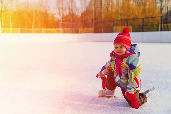 Мила щаслива дівчинка вчиться кататися на ковзанах взимку — стокове фото