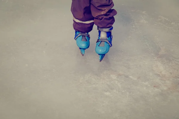 Дитячі ноги вчаться кататися на ковзанах — стокове фото