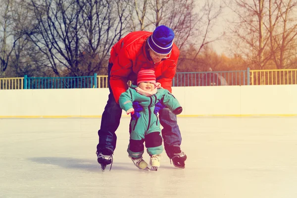 Apja és a kislányom korcsolyázni a tanulás — Stock Fotó