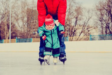Baba ve küçük kız paten için öğrenme 