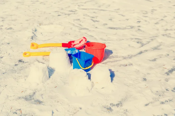 Детские игрушки в зимнем снегу — стоковое фото