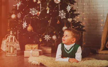 Noel ile küçük çocuk sunar 