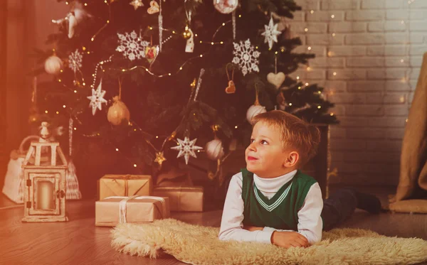 Παρουσιάζει μικρό αγόρι με τα Χριστούγεννα — Φωτογραφία Αρχείου