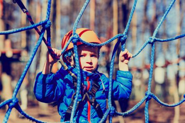 küçük çocuk macera aktivite parkta tırmanma