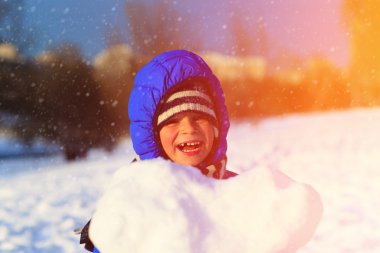 küçük çocuk zevk kar kış doğada