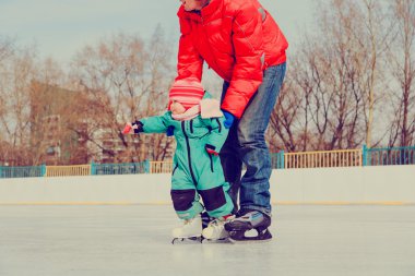 Baba ve küçük kız paten için öğrenme 