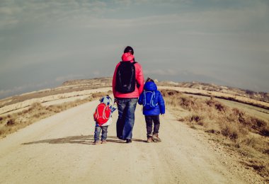 kavram-anne yolda yürürken iki çocukla seyahat