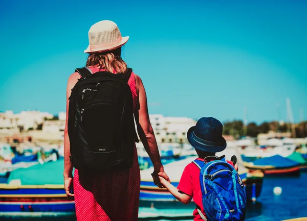 Mãe e filho olhando para barcos tradicionais em Malta, viagens em família — Fotografia de Stock