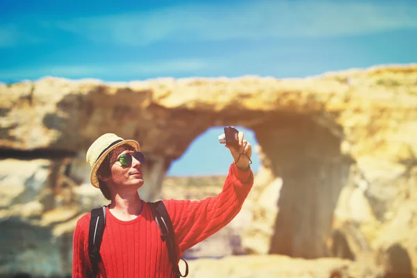 Concept de voyage - jeune homme faisant selfie dans la fenêtre Azure, Gozo — Photo