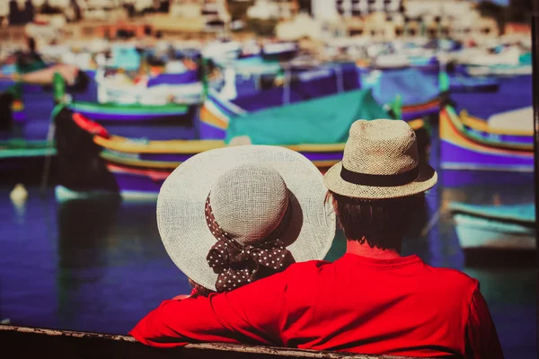 Счастливая влюбленная пара на отдыхе на Мальте, Европа — стоковое фото
