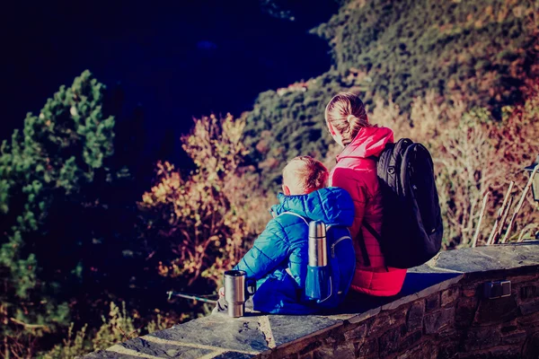 Voyage en famille- mère et petit fils randonnée en automne nature — Photo