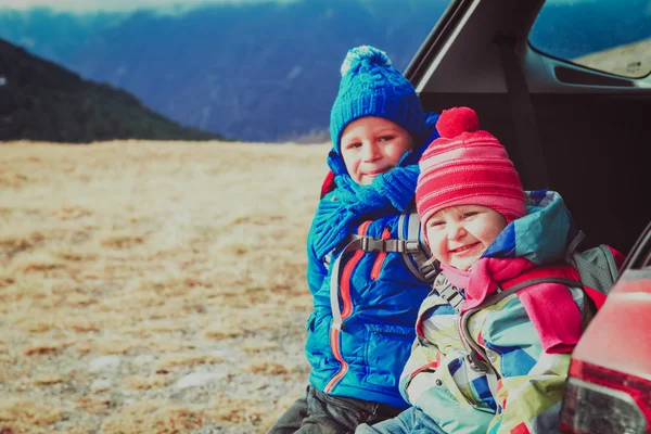 Mały chłopiec i dziewczynka podróż samochodem w górach — Zdjęcie stockowe