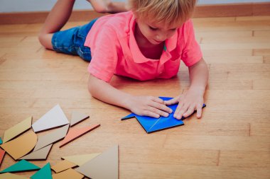 küçük çocuk bulmaca, eğitim ve öğrenme kavramı ile yürütme