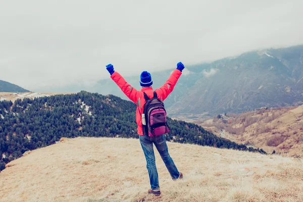 genç adam seyahat dağlarda hiking