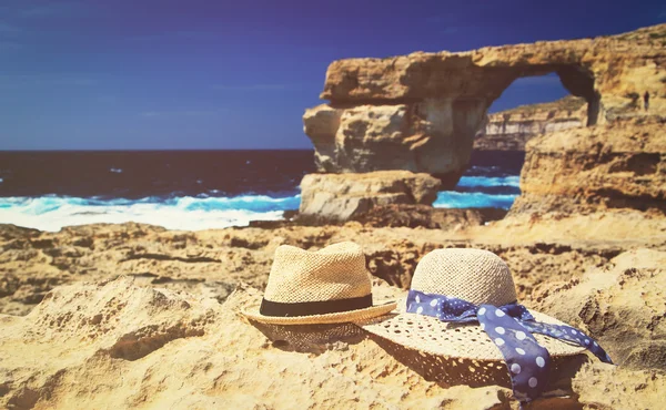 Dos sombreros en Azure Window en la isla de Gozo, vacaciones en Malta — Foto de Stock