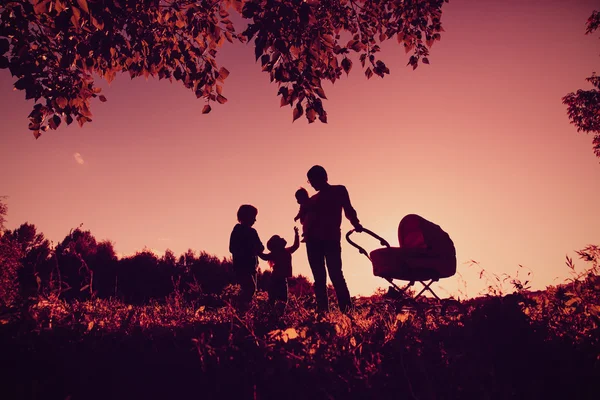 Счастливая семейная концепция силуэт отца с детьми на закате солнца — стоковое фото