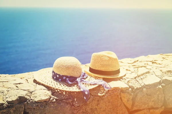 Две шляпы с традиционными мальтийскими лодками на заднем плане, путешествия по Мальте — стоковое фото
