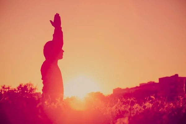 Ketenangan dan latihan yoga saat matahari terbenam — Stok Foto