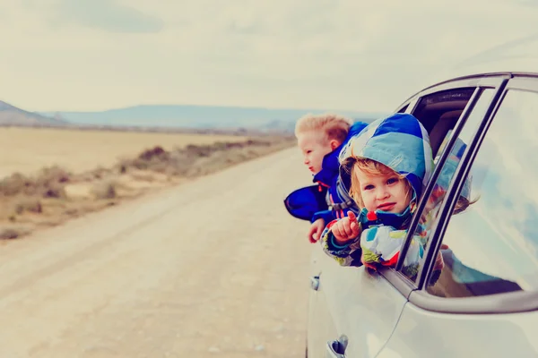 Little girl and boy travel by car — Stock Photo, Image