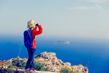 dağlarda, hiking küçük çocuk çocuklar seyahat