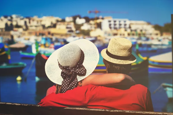 Feliz pareja amorosa de vacaciones en Malta, Europa — Foto de Stock