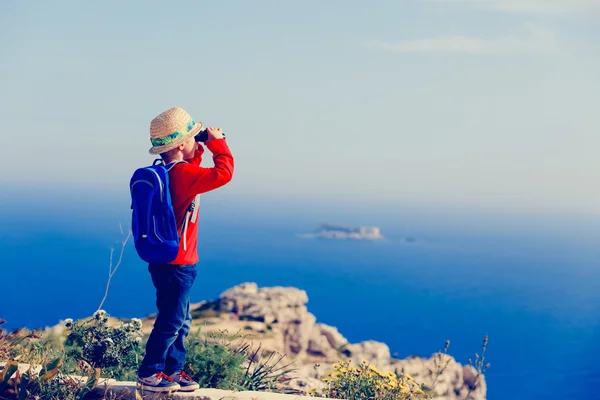 Petit garçon randonnée dans les montagnes, les enfants Voyage — Photo