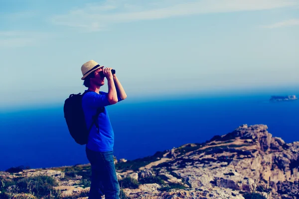 Junge Touristen wandern in den Bergen, Reisekonzept — Stockfoto