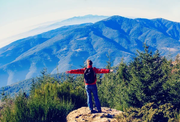 Resor koncept - lycklig man Fotvandring i bergen — Stockfoto